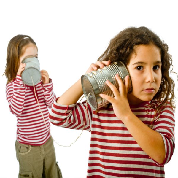 Zwei Kinder telefonieren mit einem Dosentelefon