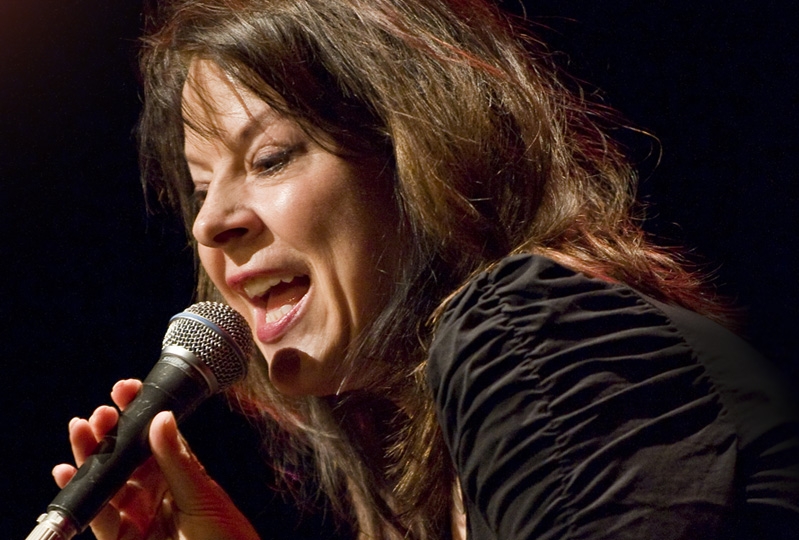 Susanne Vogt singt auf der Bühne